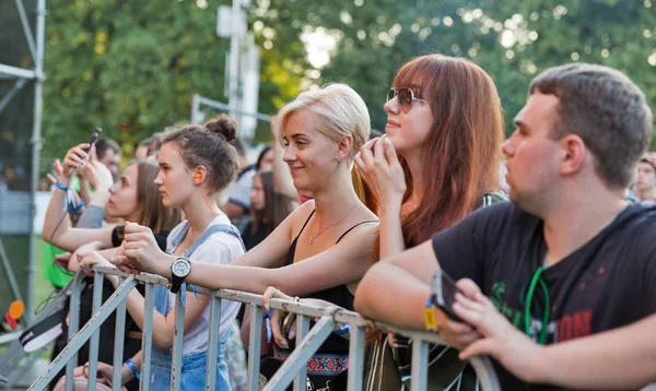 若いファンの群衆が Maneken ウクライナ語ポップ 国立エキスポ センターでアトラス週末祭でロックバンドのライブ演奏をお楽しみくださいキエフ ウクライナ 2018 — ストック写真