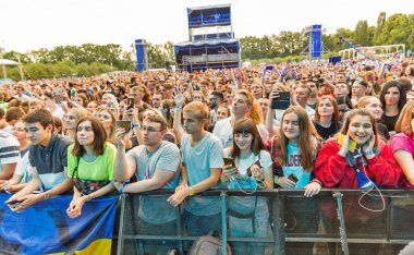 Kiev, Ukrayna - 04 Temmuz 2018: Hayranları kalabalık zevk Ulusal Expocenter Atlas hafta sonu Festivali Belçikalı Dj kayıp frekansları canlı performans.