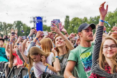 Kiev, Ukrayna - 04 Temmuz 2018: Hayranları kalabalık zevk Ulusal Expocenter Atlas hafta sonu Festivali Belçikalı Dj kayıp frekansları canlı performans.