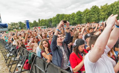 Kiev, Ukrayna - 04 Temmuz 2018: Hayranları kalabalık zevk Ulusal Expocenter Atlas hafta sonu Festivali Belçikalı Dj kayıp frekansları canlı performans.