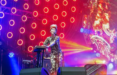 Kiev, Ukrayna - 04 Temmuz 2018: Panivalkova halk modern rock multiinstrument trio grubu canlı Ulusal Expocenter Atlas hafta sonu Festivali gerçekleştirir.
