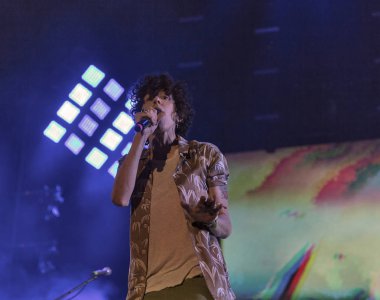 Kiev, Ukrayna - 05 Temmuz 2018: Laura Pergolizzi, ABD'li şarkıcı ve bestekar Lp, Ulusal Expocenter Atlas hafta sonu Festivali canlı sahne adı altında gerçekleştirir.