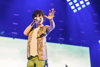 Kiev, Ukrayna - 05 Temmuz 2018: Laura Pergolizzi, ABD'li şarkıcı ve bestekar Lp, Ulusal Expocenter Atlas hafta sonu Festivali canlı sahne adı altında gerçekleştirir.