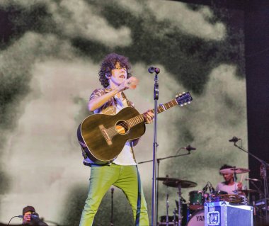 Kiev, Ukrayna - 05 Temmuz 2018: Laura Pergolizzi, ABD'li şarkıcı ve bestekar Lp, Ulusal Expocenter Atlas hafta sonu Festivali canlı sahne adı altında gerçekleştirir.