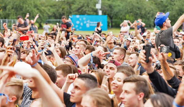 Kiev, Ukrayna - 04 Temmuz 2018: Hayranları kalabalık zevk Ulusal Expocenter Atlas hafta sonu Festivali Belçikalı Dj kayıp frekansları canlı performans.