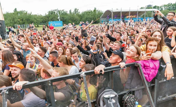 Kiev, Ukrayna - 04 Temmuz 2018: Hayranları kalabalık zevk Ulusal Expocenter Atlas hafta sonu Festivali Belçikalı Dj kayıp frekansları canlı performans.
