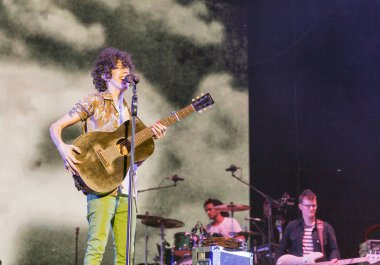 Kiev, Ukrayna - 05 Temmuz 2018: Laura Pergolizzi, ABD'li şarkıcı ve bestekar Lp, Ulusal Expocenter Atlas hafta sonu Festivali canlı sahne adı altında gerçekleştirir.