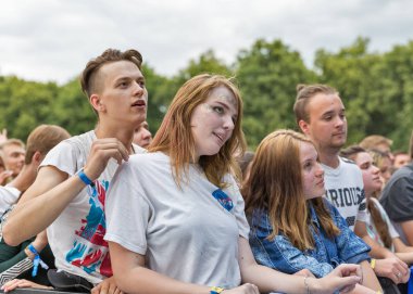 Kiev, Ukrayna - 04 Temmuz 2018: Hayranları kalabalık zevk Ulusal Expocenter Atlas hafta sonu Festivali Belçikalı Dj kayıp frekansları canlı performans.