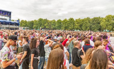 Kiev, Ukrayna - 04 Temmuz 2018: Hayranları kalabalık zevk Ulusal Expocenter Atlas hafta sonu Festivali Belçikalı Dj kayıp frekansları canlı performans.