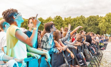 Kiev, Ukrayna - 04 Temmuz 2018: Hayranları kalabalık zevk Ulusal Expocenter Atlas hafta sonu Festivali Belçikalı Dj kayıp frekansları canlı performans.