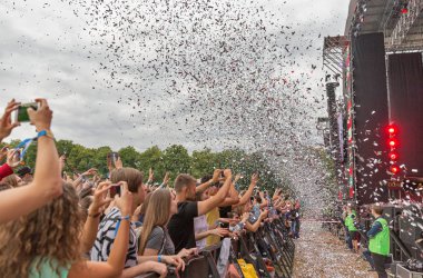 Kiev, Ukrayna - 04 Temmuz 2018: Genç hayranları kalabalık zevk Ulusal Expocenter Atlas hafta sonu Festivali Belçikalı Dj kayıp frekansları canlı performans.