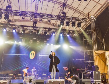 Kiev, Ukrayna - 08 Temmuz 2018: Kaba Molly, Ukraynalı bir baba synthy punk grubu canlı Ulusal Expocenter Atlas hafta sonu Festivali gerçekleştirir.