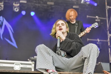 Kiev, Ukrayna - 08 Temmuz 2018: Kaba Molly, Ukraynalı bir baba synthy punk grubu canlı Ulusal Expocenter Atlas hafta sonu Festivali gerçekleştirir.
