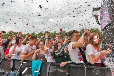 Kiev, Ukrayna - 04 Temmuz 2018: Genç hayranları kalabalık zevk Ulusal Expocenter Atlas hafta sonu Festivali Belçikalı Dj kayıp frekansları canlı performans.