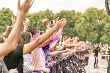 Kiev, Ukrayna - 04 Temmuz 2018: Hayranları kalabalık zevk Ulusal Expocenter Atlas hafta sonu Festivali Belçikalı Dj kayıp frekansları canlı performans.