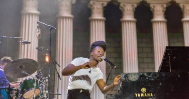 Kiev, Ukrayna - 06 Temmuz 2018: Benjamin Clementine, İngiliz ressam, şair, şarkıcı, besteci ve müzisyen gerçekleştirir canlı Ulusal Expocenter Atlas hafta sonu Festivali.