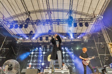 Kiev, Ukrayna - 08 Temmuz 2018: Kaba Molly, Ukraynalı bir baba synthy punk grubu canlı Ulusal Expocenter Atlas hafta sonu Festivali gerçekleştirir.
