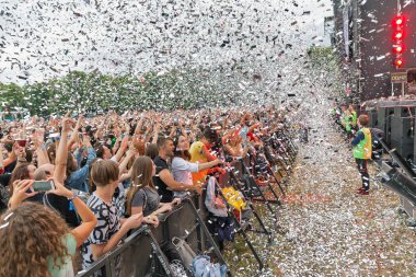 Kiev, Ukrayna - 04 Temmuz 2018: Genç hayranları kalabalık zevk Ulusal Expocenter Atlas hafta sonu Festivali Belçikalı Dj kayıp frekansları canlı performans.