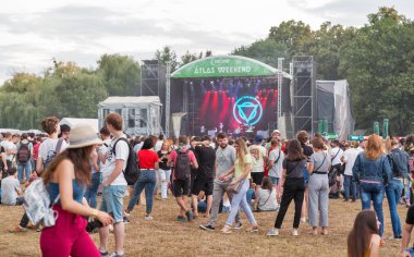 Kiev, Ukrayna - 08 Temmuz 2018: Hayranları kalabalık zevk Ulusal Expocenter Atlas hafta sonu Festivali İngiliz alternatif yazı hardcore rock grubu girin Shikari canlı performans.