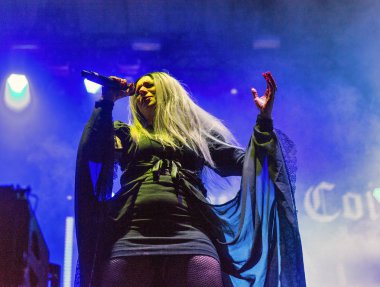 Kiev, Ukrayna - 08 Temmuz 2018: Lacuna Coil, İtalyan gotik metal rock grubu ve onun vokalist Cristina Scabbia canlı Atlas hafta sonu Festivalin Ulusal Expocenter gerçekleştirir..