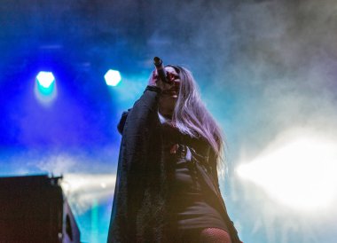 Kiev, Ukrayna - 08 Temmuz 2018: Lacuna Coil, İtalyan gotik metal rock grubu ve onun vokalist Cristina Scabbia canlı Atlas hafta sonu Festivalin Ulusal Expocenter gerçekleştirir..