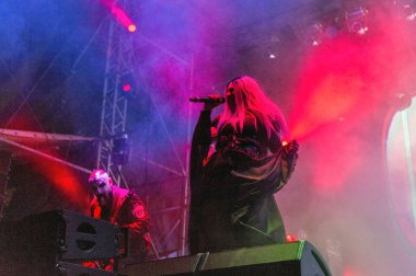 Kiev, Ukrayna - 08 Temmuz 2018: Lacuna Coil, İtalyan gotik metal rock grubu ve onun kurşun vocalists Cristina Scabbia ve Andrea Ferro yapan canlı Ulusal Expocenter Atlas hafta sonu Festivali.