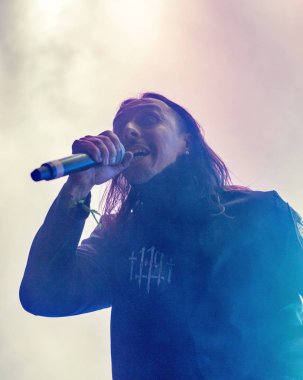 Kiev, Ukrayna - 08 Temmuz 2018: Lacuna Coil, İtalyan gotik metal rock grubu ve onun vokalist Andrea Ferro canlı Atlas hafta sonu Festivalin Ulusal Expocenter gerçekleştirir..