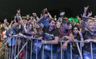 Kiev, Ukrayna - 04 Temmuz 2018: Hayranları kalabalık zevk Amerikalı Hıristiyan metal rock band tava canlı performans Ulusal Expocenter Atlas hafta sonu Festivali.