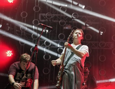 Kiev, Ukrayna - 05 Temmuz 2018: Hiçbir şey ama hırsızlar, İngiliz alternatif rock grubu ve vokalist ve gitarist Conor Mason gerçekleştirir canlı Ulusal Expocenter Atlas hafta sonu Festivali.