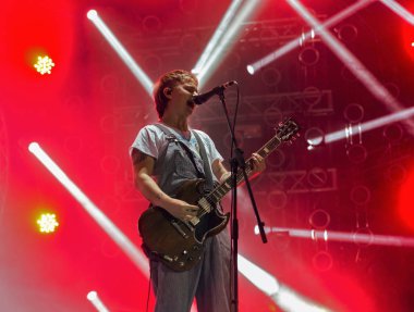 Kiev, Ukrayna - 05 Temmuz 2018: Hiçbir şey ama hırsızlar, İngiliz alternatif rock grubu ve vokalist ve gitarist Conor Mason gerçekleştirir canlı Ulusal Expocenter Atlas hafta sonu Festivali.