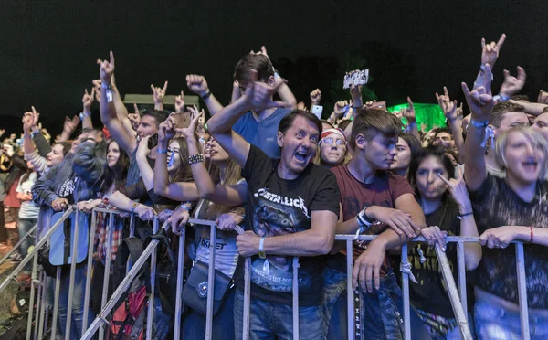 Kiev, Ukrayna - 04 Temmuz 2018: Hayranları kalabalık zevk Amerikalı Hıristiyan metal rock band tava canlı performans Ulusal Expocenter Atlas hafta sonu Festivali.