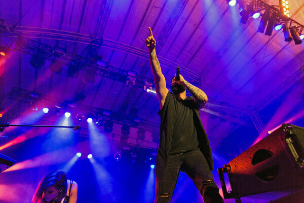 КИЕВ, УКРАИНА - 04 июля 2018 года: Американская христианская рок-группа Skillet и Джон Купер, вокалист и бас-гитарист выступают на фестивале Atlas Weekend Festival в Национальном Экспоцентре
.