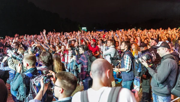 ファンの群衆がアメリカのキリスト教の金属ロック バンド フライパン国立エキスポ センターのアトラス週末祭でライブ パフォーマンスをお楽しみくださいキエフ ウクライナ 2018 — ストック写真