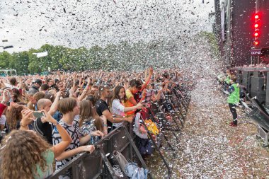 Kiev, Ukrayna - 04 Temmuz 2018: Genç hayranları kalabalık zevk Ulusal Expocenter Atlas hafta sonu Festivali Belçikalı Dj kayıp frekansları canlı performans.