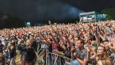 Kiev, Ukrayna - 04 Temmuz 2018: Hayranları kalabalık zevk Amerikalı Hıristiyan metal rock band tava canlı performans Ulusal Expocenter Atlas hafta sonu Festivali.