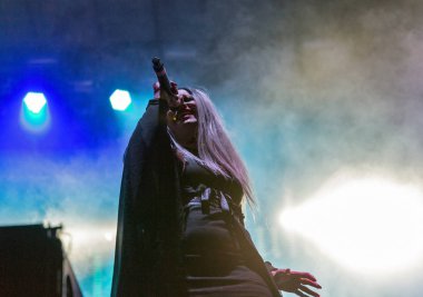 Kiev, Ukrayna - 08 Temmuz 2018: Lacuna Coil, İtalyan gotik metal rock grubu ve onun vokalist Cristina Scabbia canlı Atlas hafta sonu Festivalin Ulusal Expocenter gerçekleştirir..