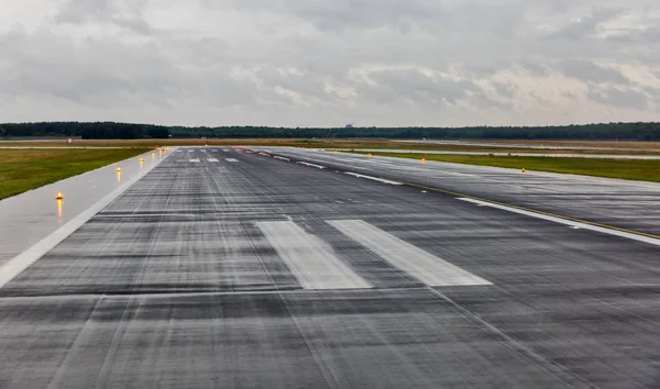 Puste Drogi Startowej Lotnisku Pasażer Deszczu Zachmurzony — Zdjęcie stockowe