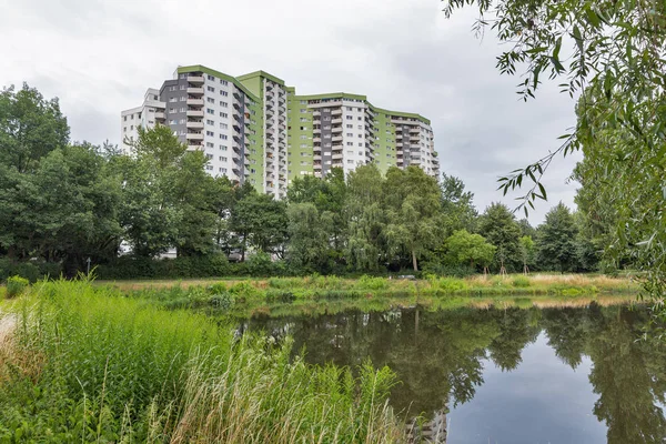 Современная Городская Архитектура Парковым Озером Берлине Германия — стоковое фото