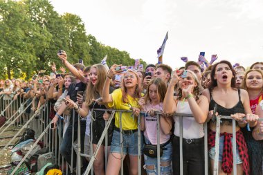 Kiev, Ukrayna - 07 Temmuz 2018: Hayranları kalabalık zevk kaba Molly, Atlas hafta sonu Festivalin Ulusal Expocenter bir Ukraynalı baba synthy punk grubu canlı performans.