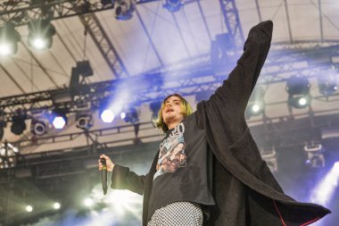 Kiev, Ukrayna - 08 Temmuz 2018: Kaba Molly, Ukraynalı bir baba synthy punk grubu canlı Ulusal Expocenter Atlas hafta sonu Festivali gerçekleştirir.