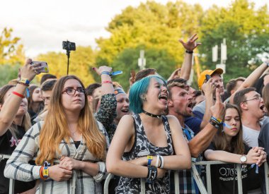 Kiev, Ukrayna - 07 Temmuz 2018: Hayranları kalabalık zevk kaba Molly, Atlas hafta sonu Festivalin Ulusal Expocenter bir Ukraynalı baba synthy punk grubu canlı performans.