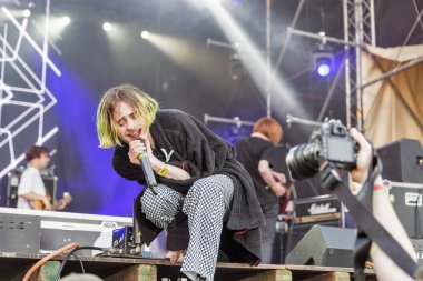 Kiev, Ukrayna - 08 Temmuz 2018: Kaba Molly, Ukraynalı bir baba synthy punk grubu canlı Ulusal Expocenter Atlas hafta sonu Festivali gerçekleştirir.