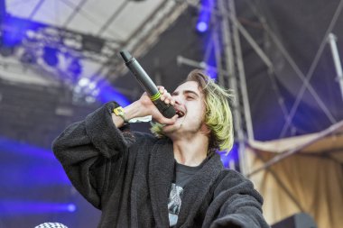 Kiev, Ukrayna - 08 Temmuz 2018: Kaba Molly, Ukraynalı bir baba synthy punk grubu canlı Ulusal Expocenter Atlas hafta sonu Festivali gerçekleştirir.