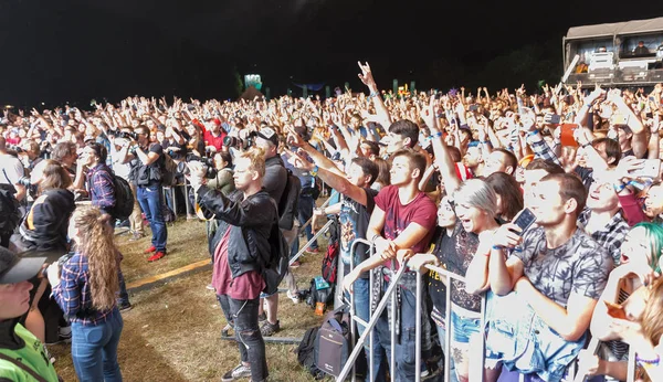 ファンの群衆がアメリカのキリスト教の金属ロック バンド フライパン国立エキスポ センターのアトラス週末祭でライブ パフォーマンスをお楽しみくださいキエフ ウクライナ 2018 — ストック写真
