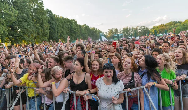 Kiev, Ukrayna - 07 Temmuz 2018: Hayranları kalabalık zevk kaba Molly, Atlas hafta sonu Festivalin Ulusal Expocenter bir Ukraynalı baba synthy punk grubu canlı performans.