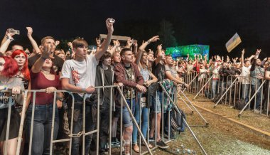 Kiev, Ukrayna - 05 Temmuz 2018: Hayranları kalabalık zevk Alman thrash metal rock grup Kreator canlı performansı Ulusal Expocenter Atlas hafta sonu Festivali.