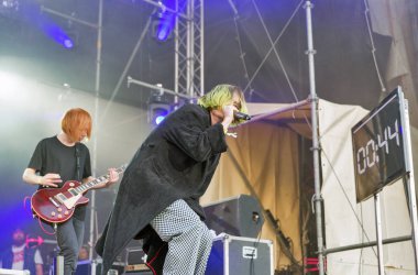 Kiev, Ukrayna - 08 Temmuz 2018: Kaba Molly, Ukraynalı bir baba synthy punk grubu canlı Ulusal Expocenter Atlas hafta sonu Festivali gerçekleştirir.