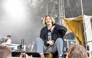 Kiev, Ukrayna - 08 Temmuz 2018: Kaba Molly, Ukraynalı bir baba synthy punk grubu canlı Ulusal Expocenter Atlas hafta sonu Festivali gerçekleştirir.