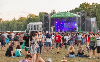 Kiev, Ukrayna - 07 Temmuz 2018: Hayranları kalabalık zevk kaba Molly, Atlas hafta sonu Festivalin Ulusal Expocenter bir Ukraynalı baba synthy punk grubu canlı performans.