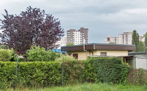 Pequeñas Casas Jardín Parcelas Privadas Suburbio Una Gran Ciudad —  Fotos de Stock